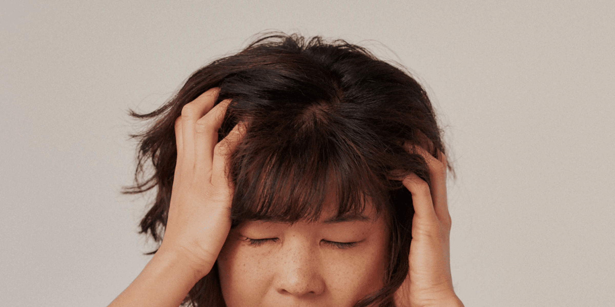 Photo d'une femme avec les mains dans les cheveux