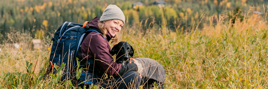 Kvinna och hund på vandring