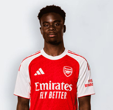 Saka rơi nước mắt đọc thư cha mẹ sau khi ký hợp đồng với Arsenal