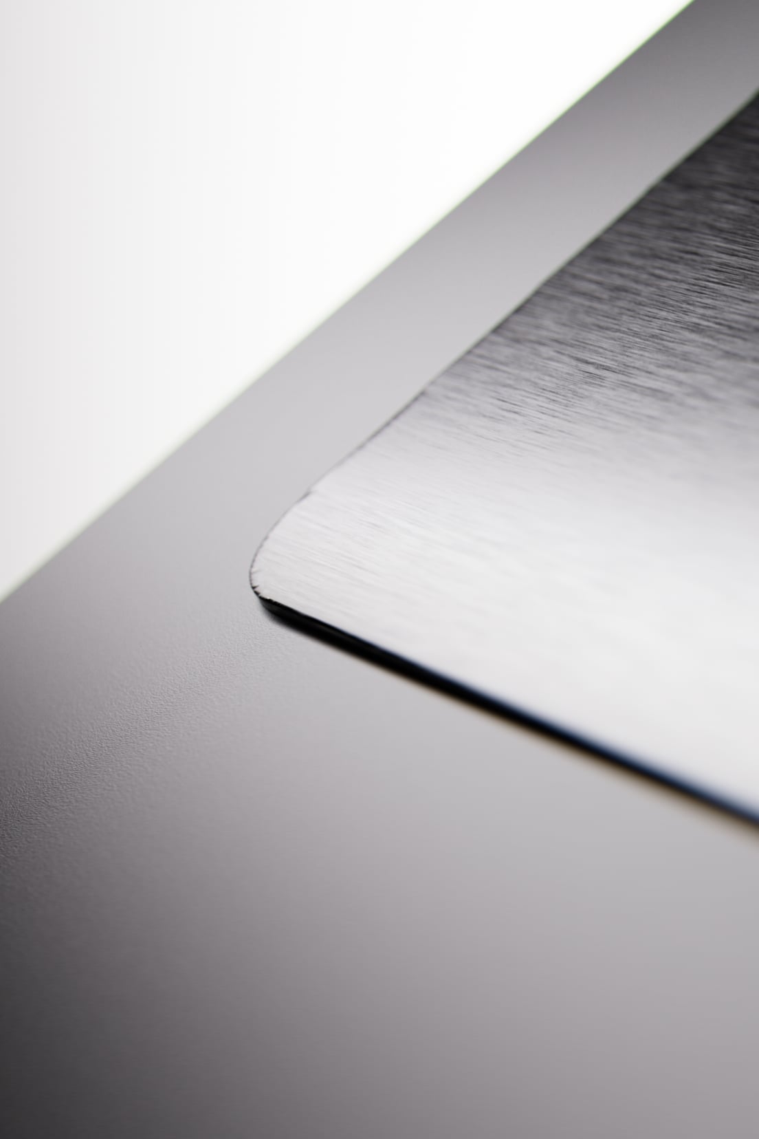 en-AU Aluminum Chassis Mobile Platinum poster
