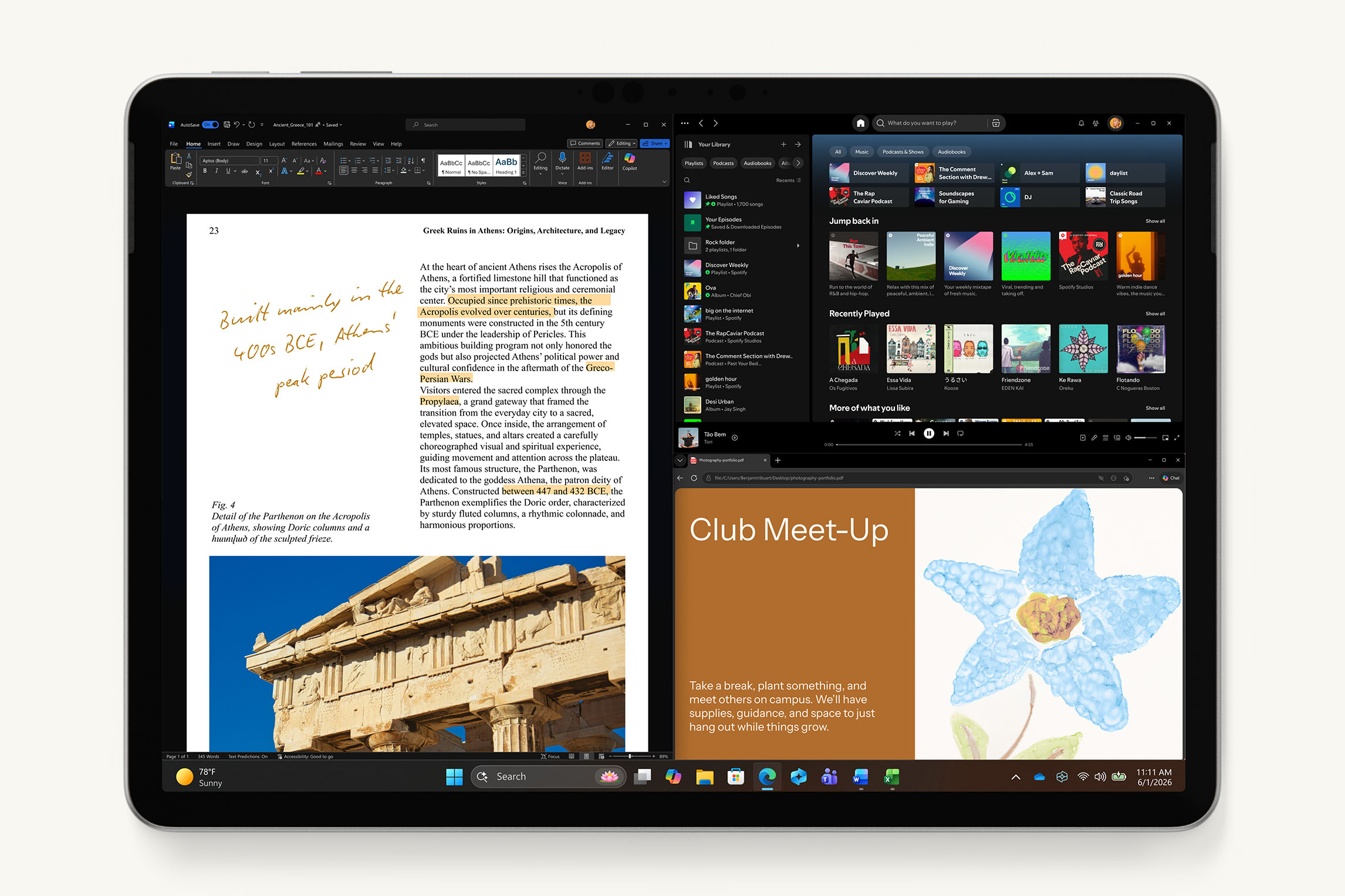 白金色 12 吋 Surface Pro 顯示多工作業版面配置,左側以 Word Microsoft 開啟文件,右側開啟音樂和應用程式視窗
