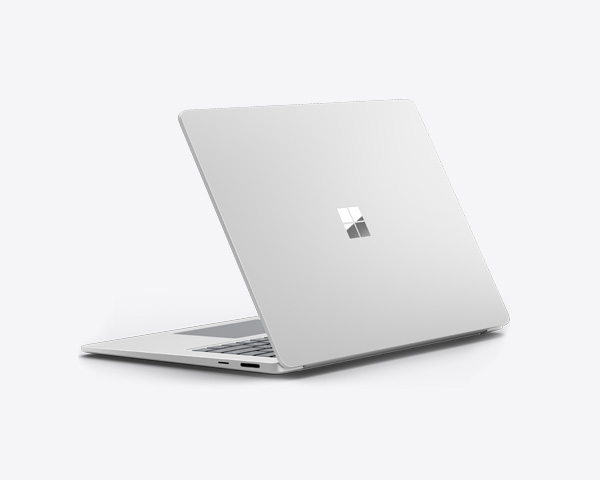 Surface Laptop parcialmente abierto sobre un fondo claro.