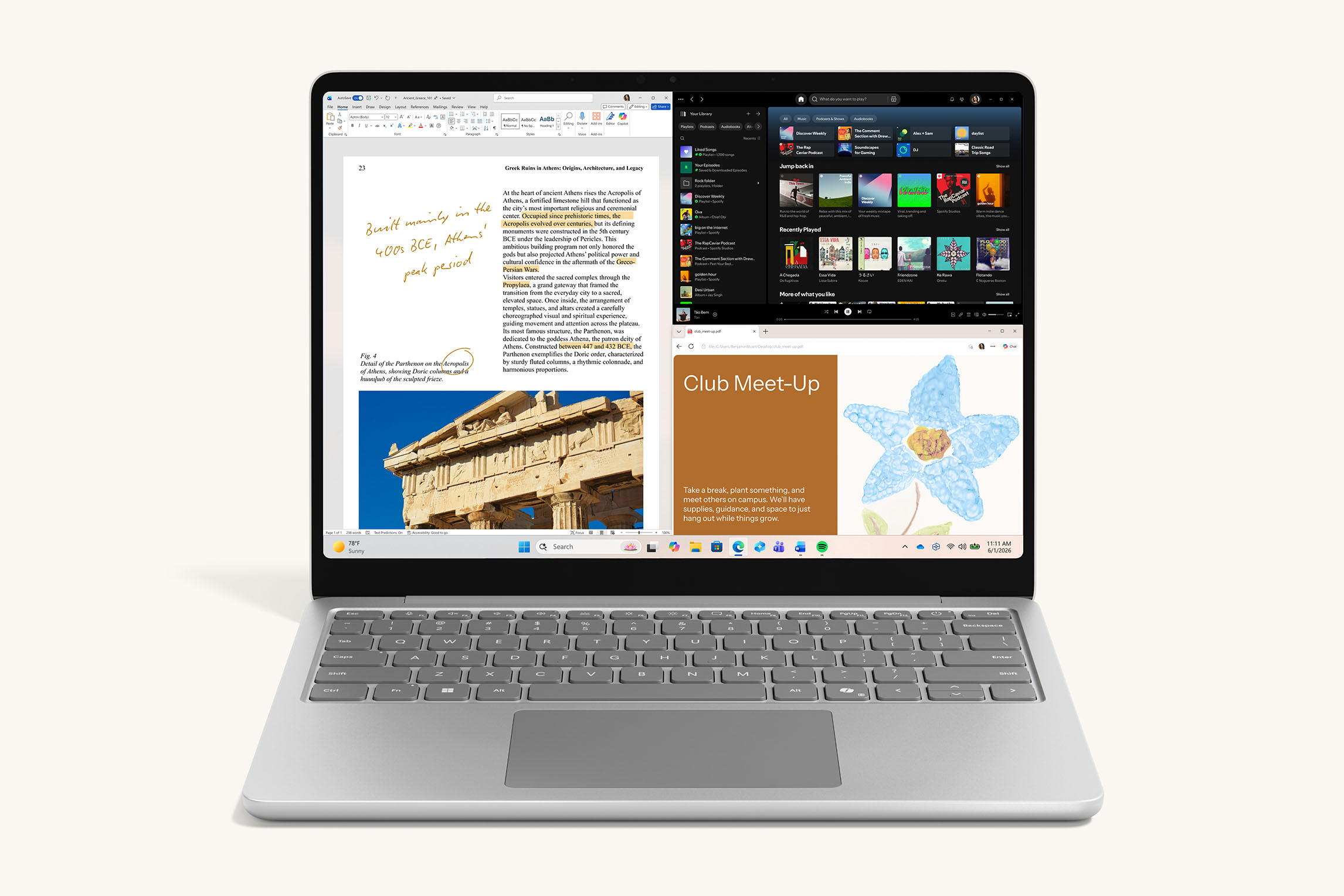 ドキュメント編集、音楽アプリ、Web コンテンツを含む分割画面ビューを表示するプラチナ カラーの 13 インチ ノート PC。