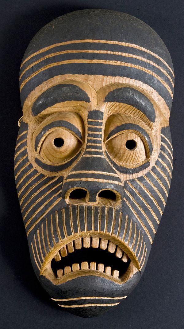 Maske i træ af ukendt østgrønlandsk kunstner (sur)