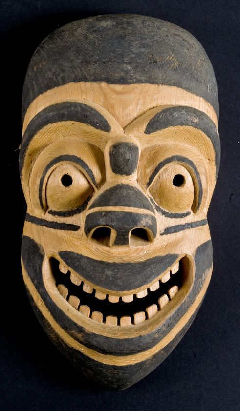 Maske i træ af ukendt østgrønlandsk kunstner (glad)