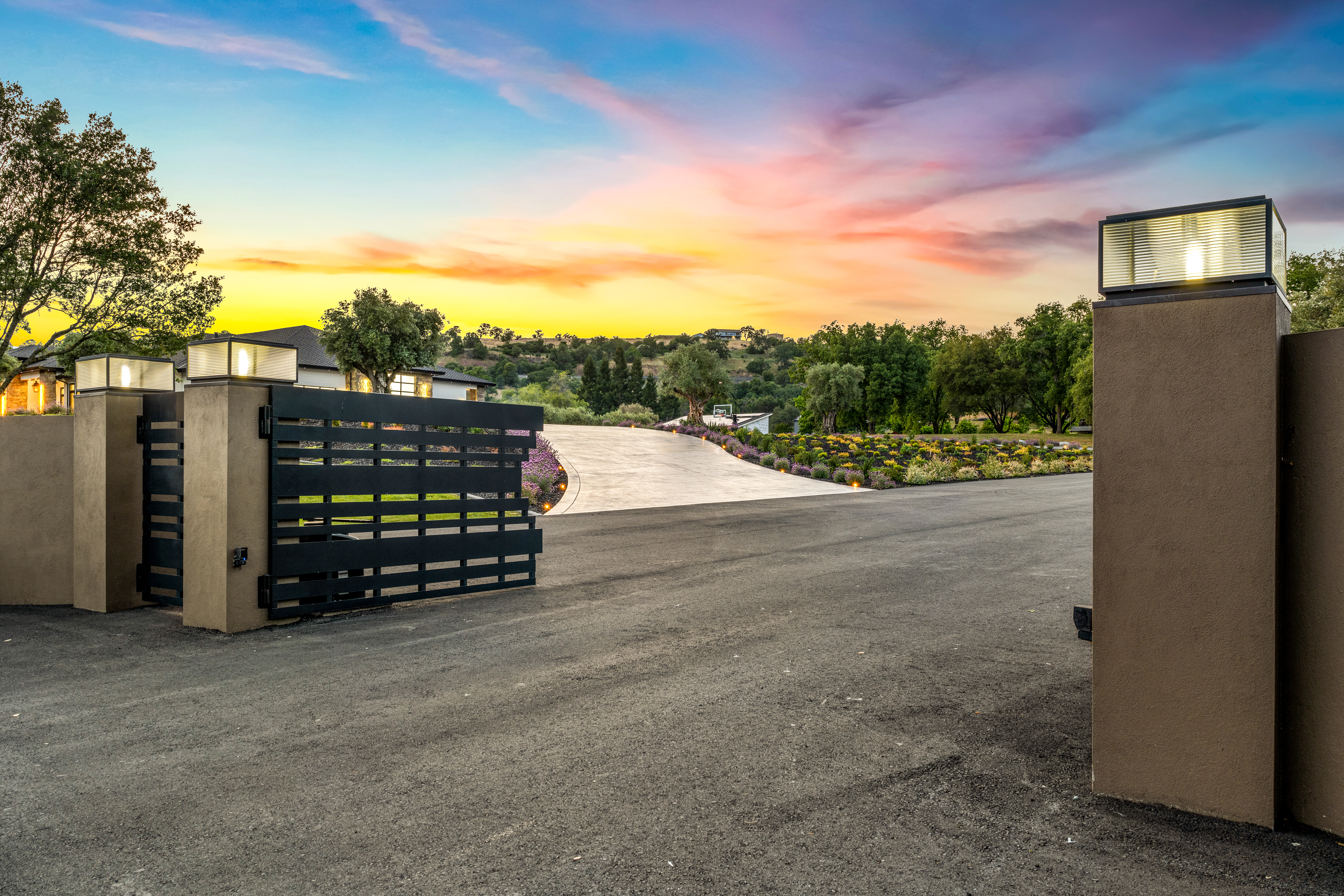 Automated modern slat driveway gate built by DC Controls in Penryn, CA