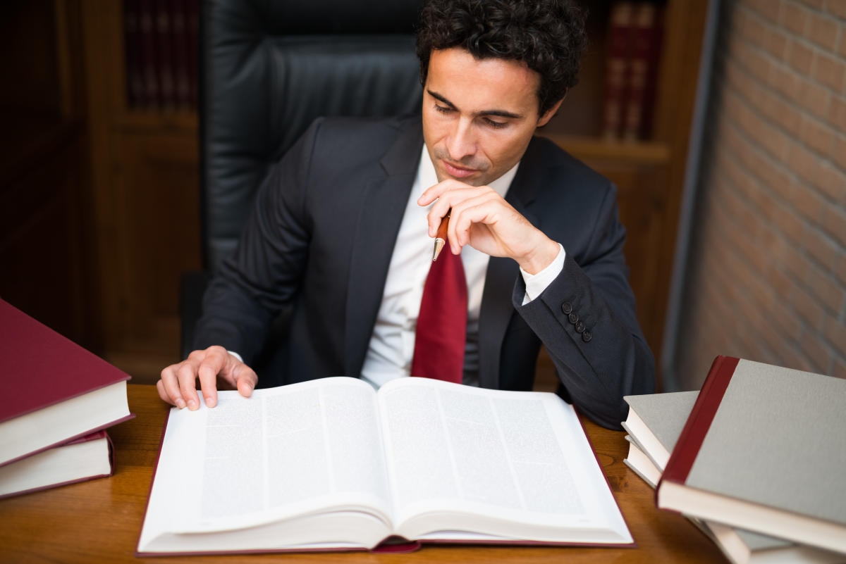 When to Hire a Workers’ Compensation Attorney and What to Expect