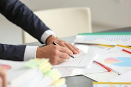 What Does a Financial Advisor Do?