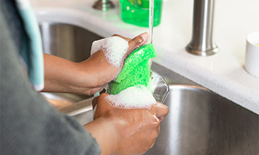 ¿Cómo lavar Los trastes a mano?