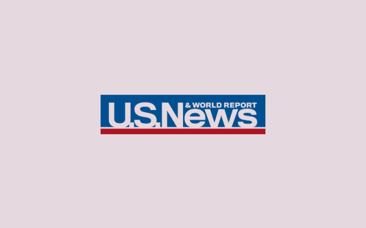 Logo von U.S. News & World Report mit blauem Text auf rosa Hintergrund, mit einer roten horizontalen Linie darunter.