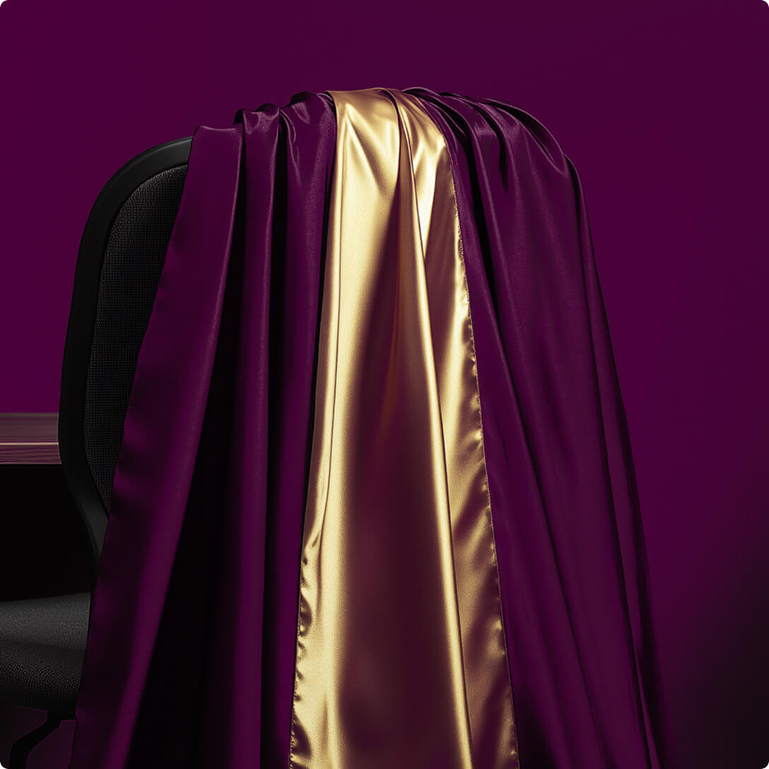 Tissu satiné luxueux mauve et doré drapé sur un fauteuil noir sur un arrière-plan mauve foncé.