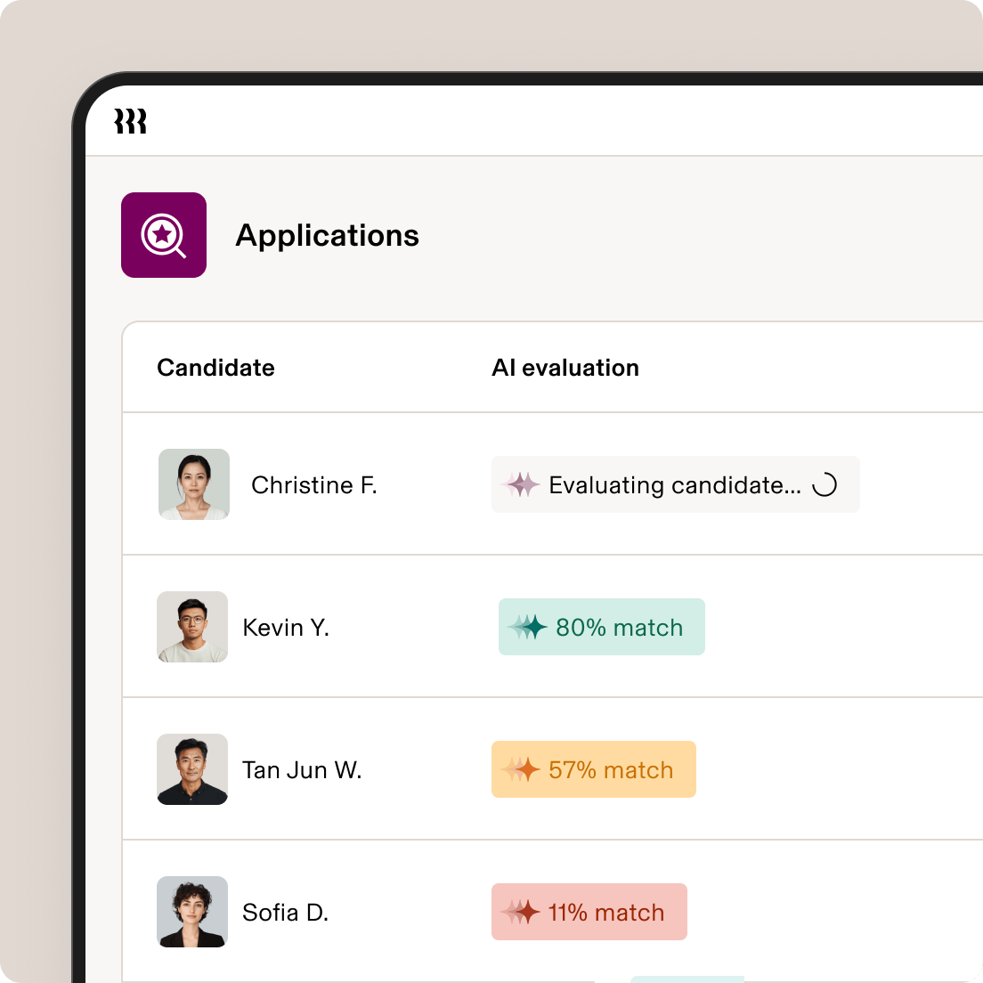 Interface de candidature montrant des profils de candidats avec des cotes d’évaluation par l’IA : un en traitement, les autres avec des taux de correspondance de 80 %, 57 % et 11 %.
