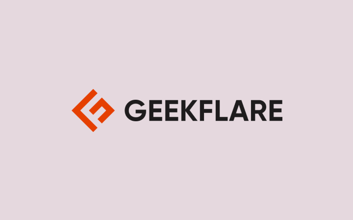 GeekFlare-Logo mit einem orangefarbenen geometrischen Symbol neben schwarzem Text auf rosa Hintergrund.