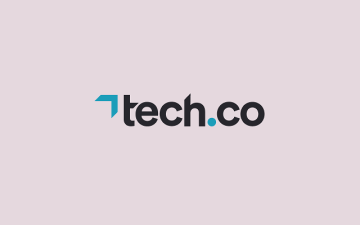 Logo von Tech.co logo mit schwarzem Text und türkisfarbenem Akzentzeichen auf rosa Hintergrund