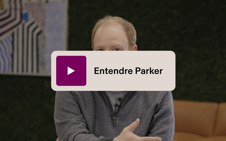 Photo de Parker Conrad, le PDG de Rippling, avec un bouton de lecture et du texte disant « Paroles de Parker »