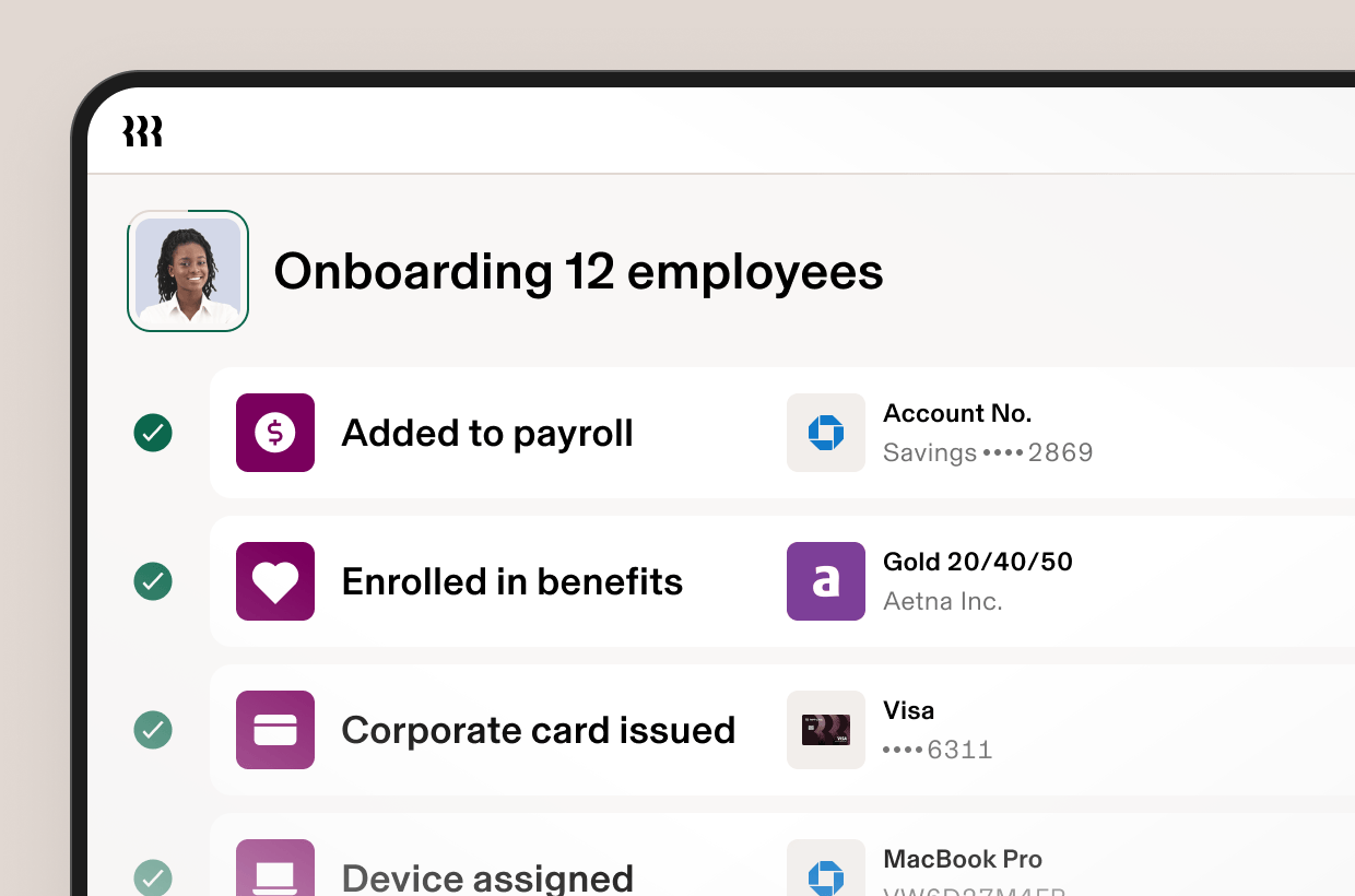 Interface d’accueil et intégration des employés affichant les étapes effectuées : paie, inscription aux avantages sociaux, émission de la carte d’entreprise et attribution des appareils.