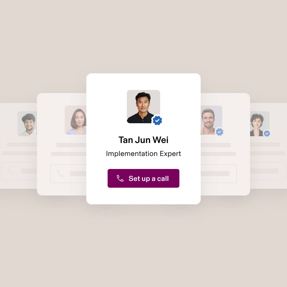 Carte de profil pour le spécialiste de la mise en œuvre Tan Jun Wei avec un badge vérifié et un bouton « Organiser un appel », entouré d’autres profils de l’équipe.