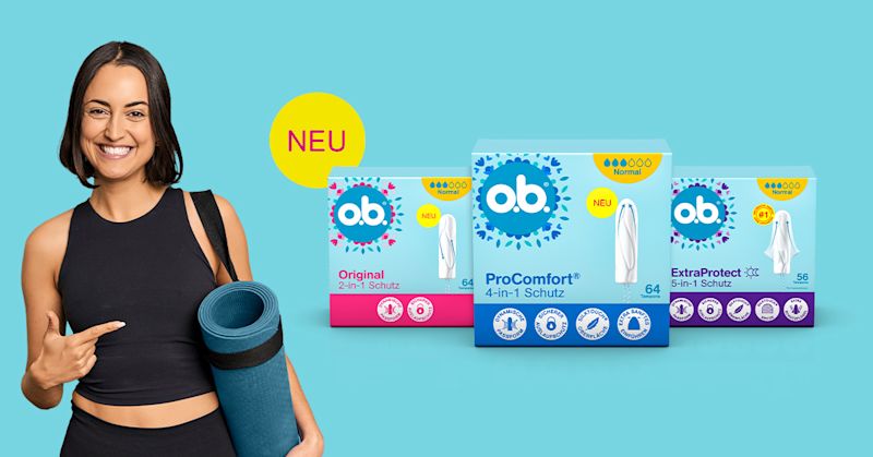 Fröhlicher junge Frau mit den neuen Verpackungen der o.b.® Tampons​ 