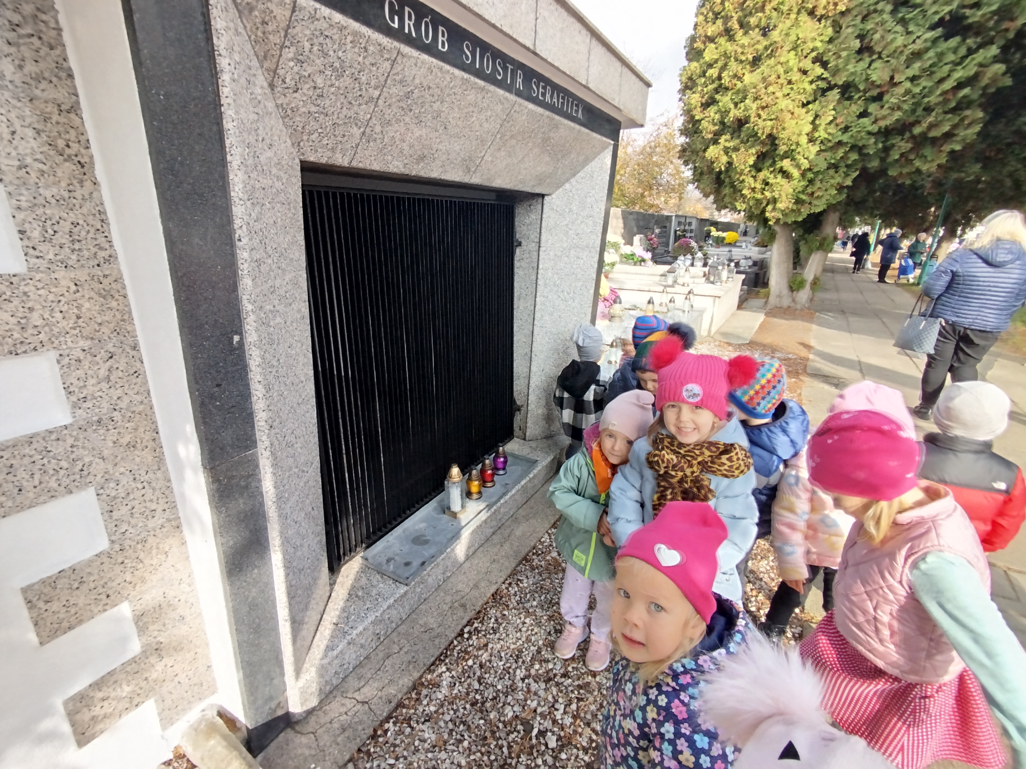 MALUSZKI MODLĄ SIĘ ZA ZMARŁYCH