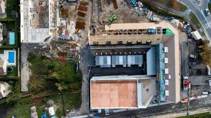  A draining flat roof as a basketball court from the top