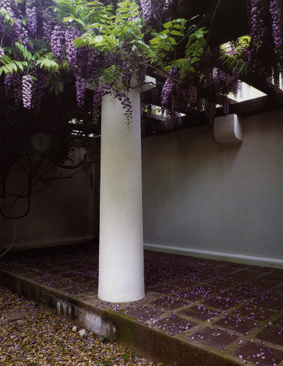 Column at Paul and Catharine Miltmore Residence. Courtesy of Gibbs Smith Books