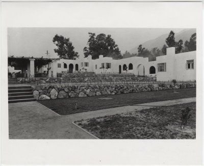 Bella Vista Terrace court which included a terraced courtyard for residents. Courtesy of Design & Architecture Museum at the University of California, Santa Barbara