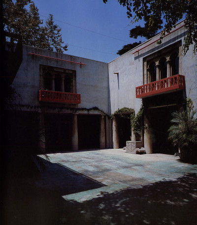 Courtyard at Chauncy Clarke House in Santa Fe Springs. Courtesy of Gibbs Smith Books