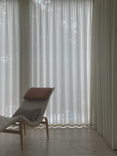 Diaphanous drapery and Bruno Mathsson loungers. 
