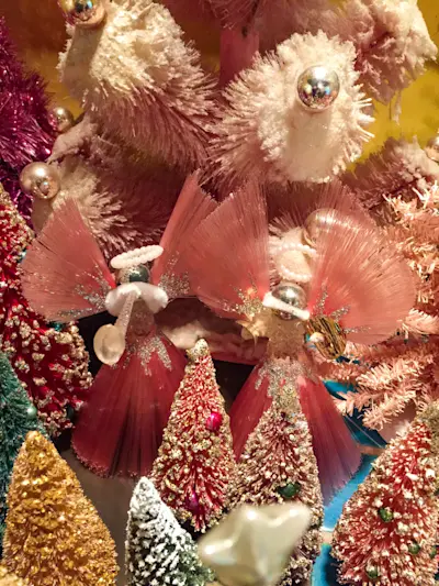 Lisa Eisner decoration.