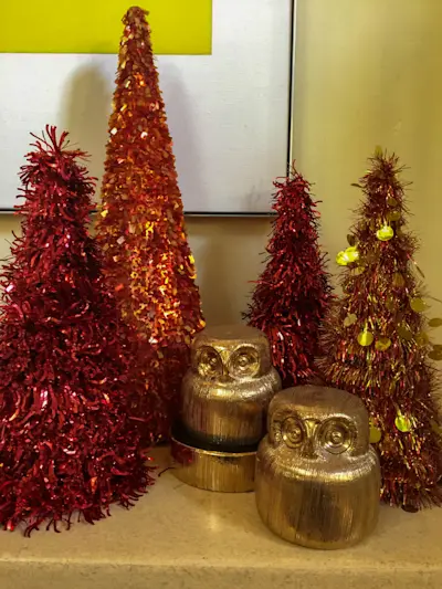 Lisa Eisner decoration.