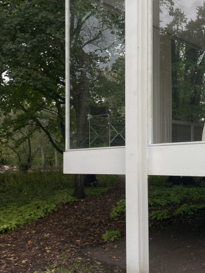 Graphic lines abound from the eight steel columns and two planes that make up the structure.