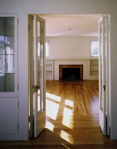Living room at Katherine Teat House. Courtesy of Gibbs Smith Books