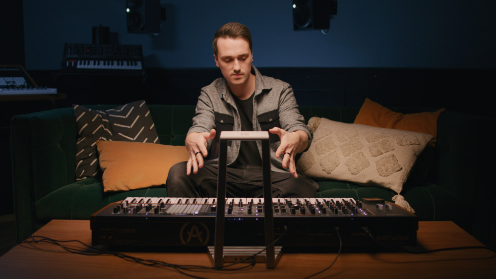 Airwave plays with every MIDI keyboard. 