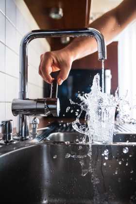 Comment économiser l'eau dans votre maison ? Des astuces simples pour réduire votre consommation.