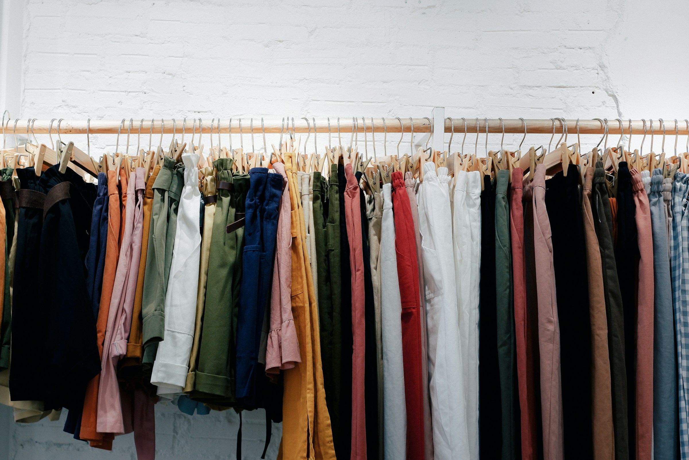 Que faire de mes vêtements usagés ? Guide complet pour donner une seconde vie à son dressing