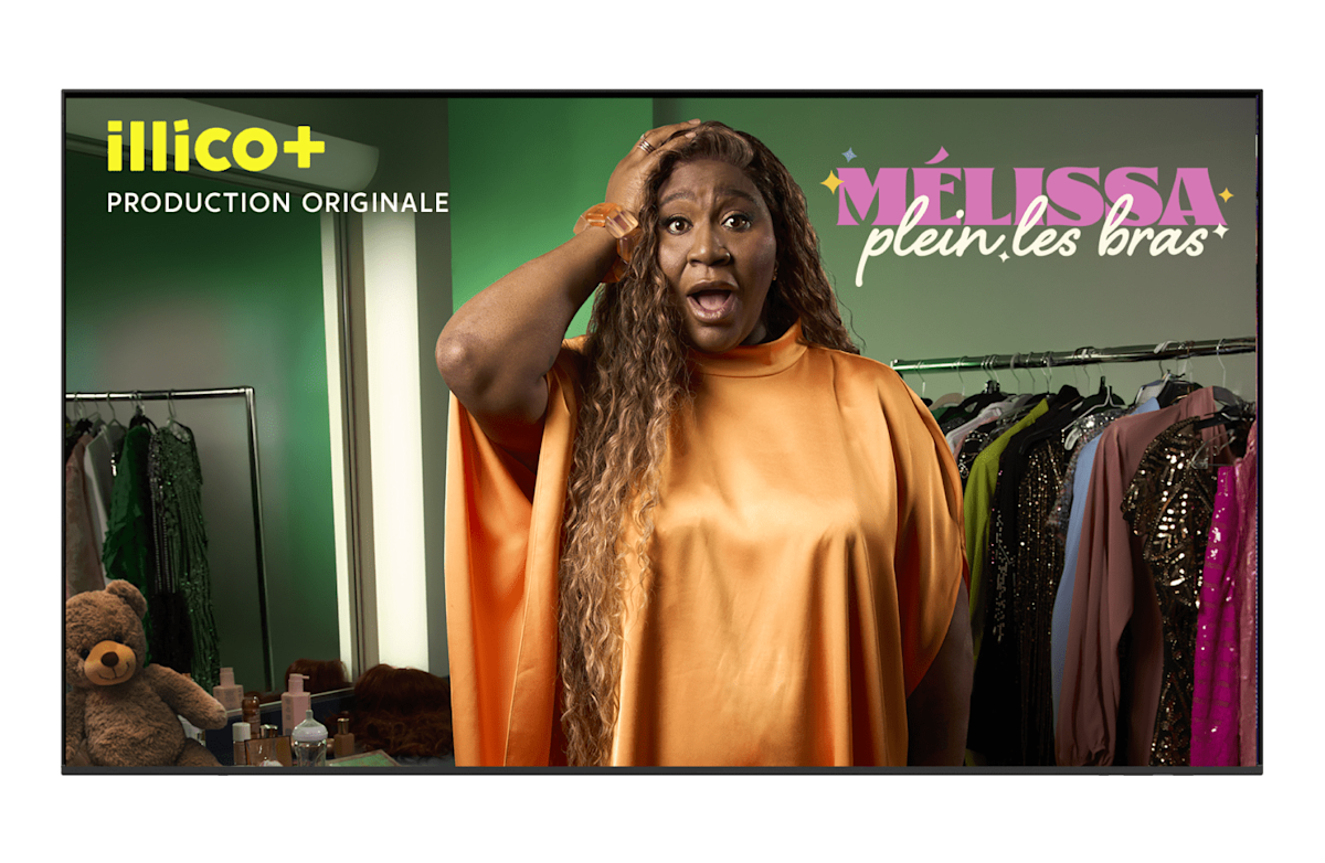 A TV displaying Melissa plein les bras, streaming on illico+.