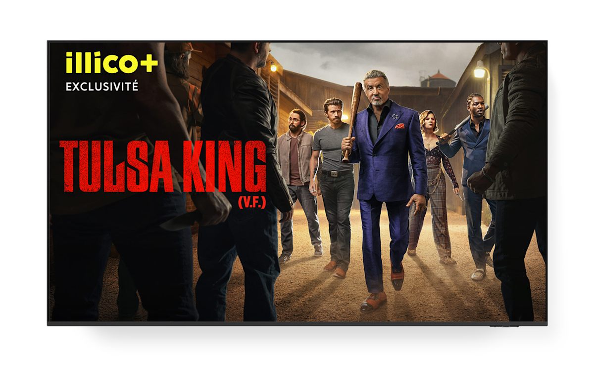Un écran de télévision montre l'affiche de Tulsa King sur illico+.