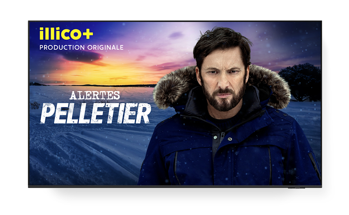 Un écran de télévision montre l'affiche de Alertes Pelletier sur illico+.