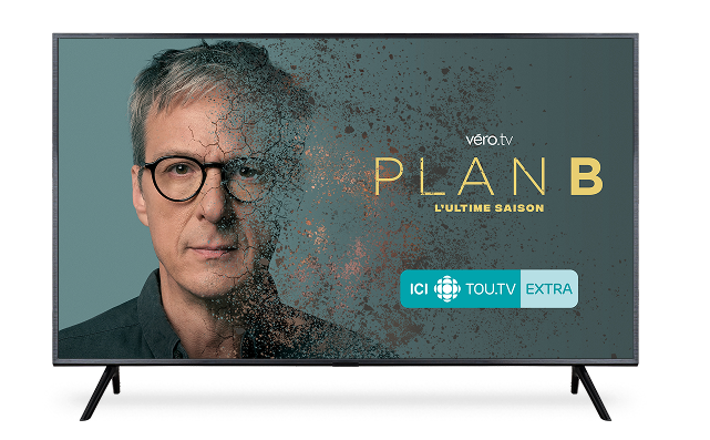 Un téléviseur montre l'affiche de Plan B l’ultime saison. Disponible sur ICI TOU.TV EXTRA.