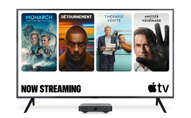 Un téléviseur montre les affiches des films « Monarch : L'héritage des monstres », « Détournement », « Therapie Verité » et « Amitiés et Voisinage », disponibles en diffusion en continu sur Apple TV.