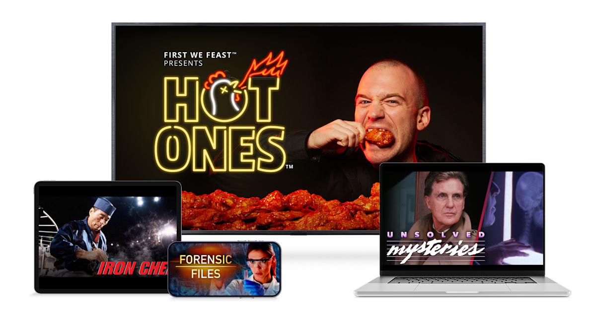 Quatre appareils diffusent différentes émissions de télévision : un écran de télévision montrant Hot Ones, une tablette montrant Iron Chef, un ordinateur portable montrant Unsolved Mysteries et un smartphone montrant Forensic Files.