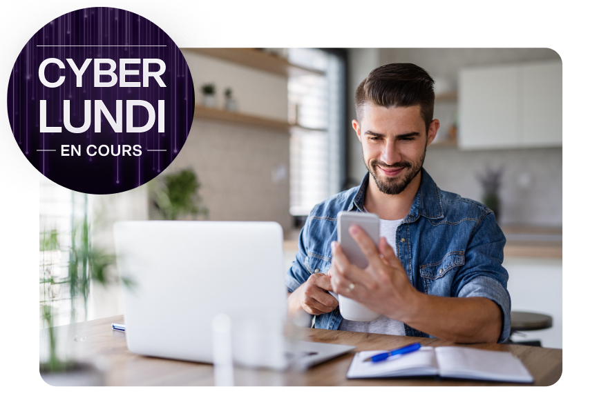 Un homme assis devant un ordinateur portable regarde son téléphone. Une cocarde sur la gauche indique « Cyberlundi en cours ».