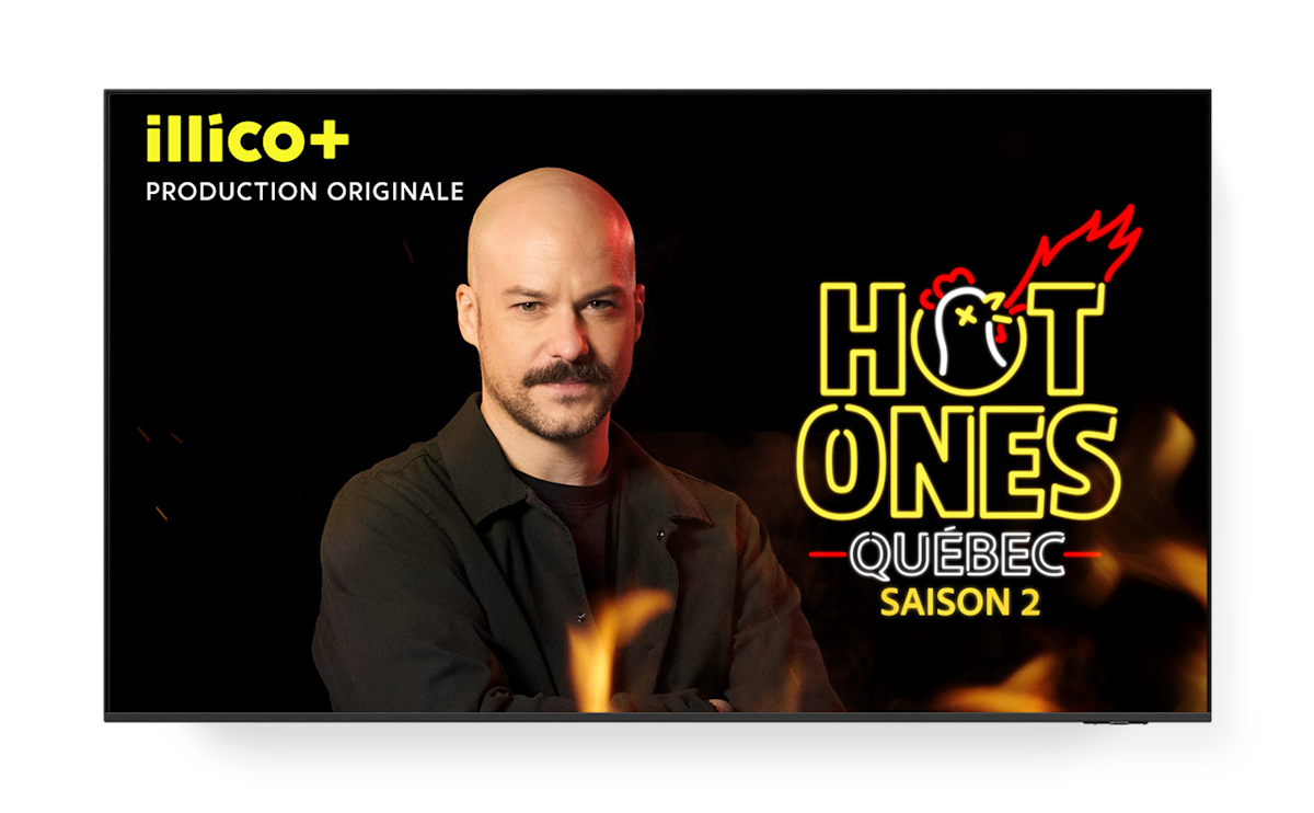 Un écran de télévision montre l'affiche de Hot Ones Québec sur illico+.