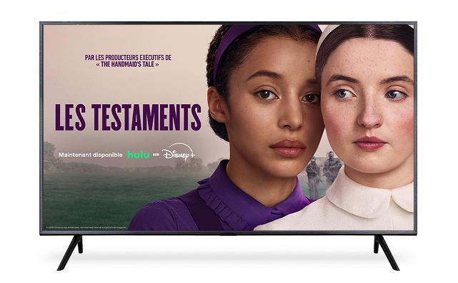 Un téléviseur montre l'affiche du film « Les Testaments », désormais disponible en diffusion en continu sur Hulu via Disney+.