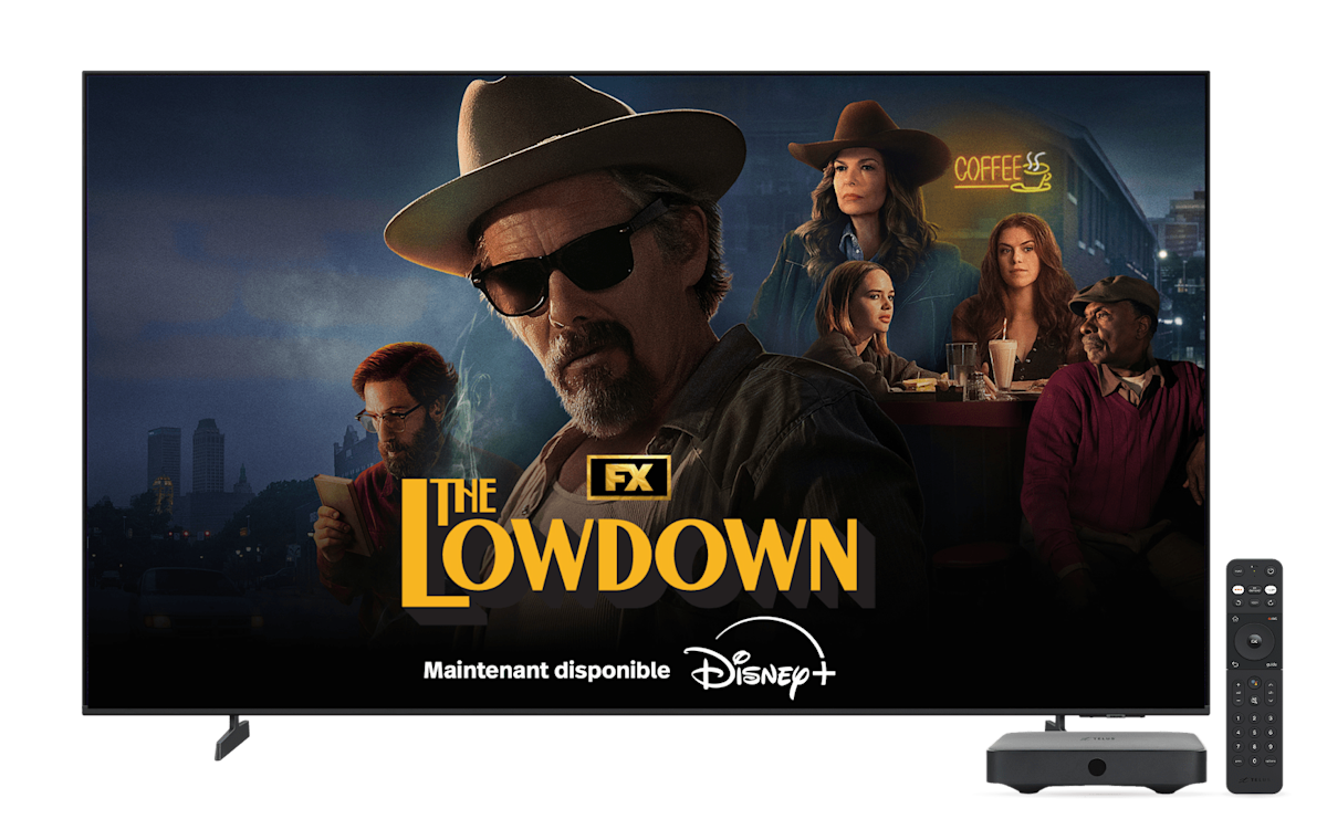 Une affiche du contenu populaire diffusé sur Disney+ : The Lowdown. Un téléviseur, un TELUS TV Mini et une télécommande. Le téléviseur affiche une affiche de The Lowdown.