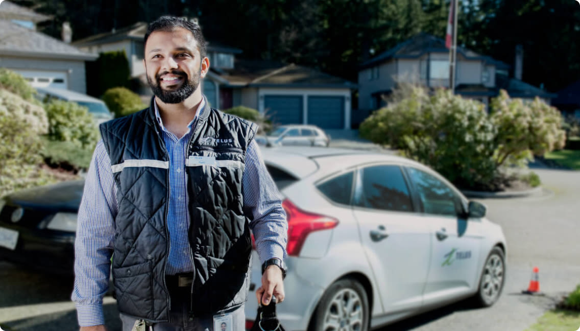 Un technicien de TELUS en route pour une installation professionnelle.

