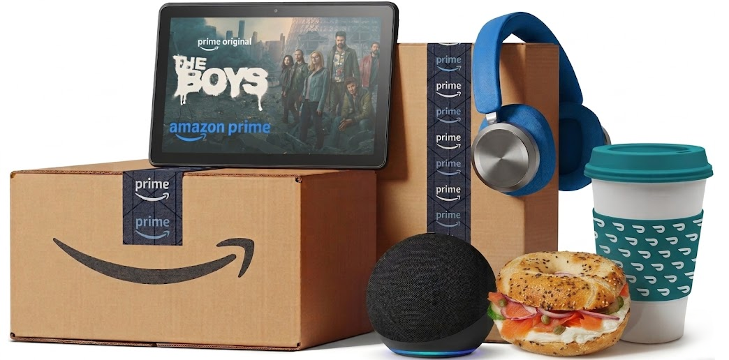 Une tablette, des écouteurs, un colis Amazon et un sac Amazon, un bagel et une tasse de café. L'écran de la tablette montre une affiche du film « Les Boys » sur Amazon Prime.