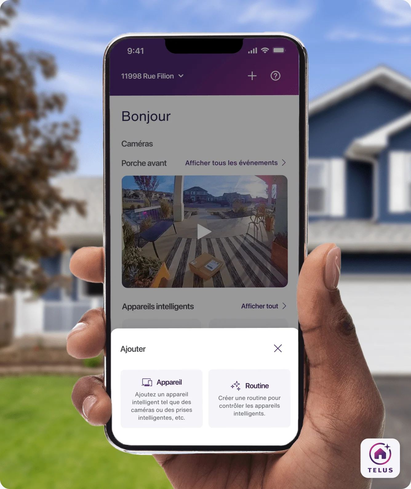 Une main tient  l’appli TELUS MC+, qui affiche un sommaire des économies d’électricité réalisées et de la connexion Internet à la maison.