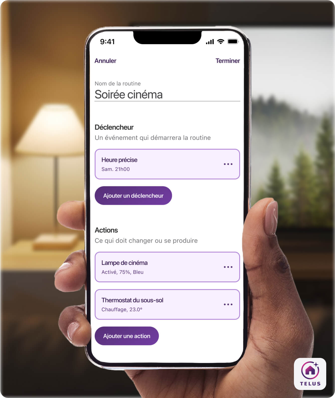 Une personne tient l’application Maison connectée+ de TELUS pendant qu’elle se prépare à regarder un film à la maison. L’application affiche le programme personnalisé Soirée cinéma pour tamiser les lumières.