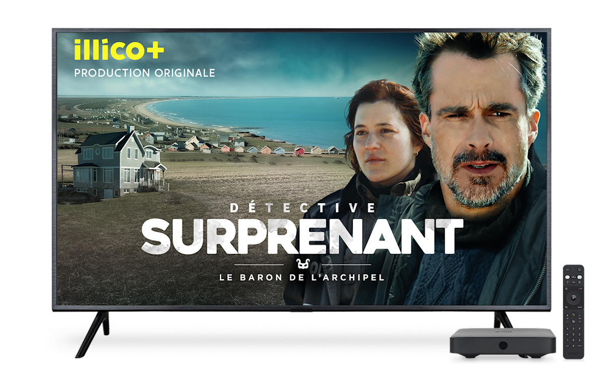 Un écran de télévision montre l'affiche de Détective Surprenant sur illico+.